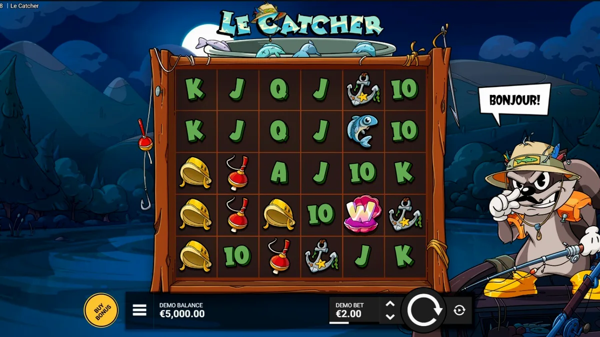 Rakun pemancing yang sedang memegang kail di depan papan permainan slot Le Catcher dengan latar belakang malam yang indah.